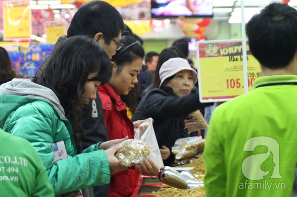 Người Hà Nội chen chân sắm Tết, siêu thị đông như nêm 3